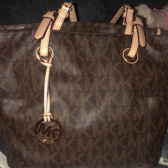 The Manhatta handbag from Michael Kors Collection. Pulling  MK PURSE HANDBAG❤️